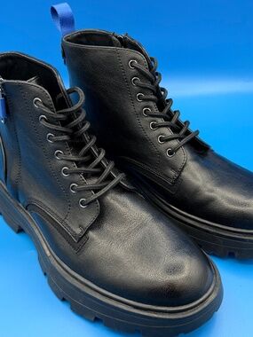 DKNY Suffix Lace-Up Combat Boots with Side Zip – Men's Size 9M (Black with Elect